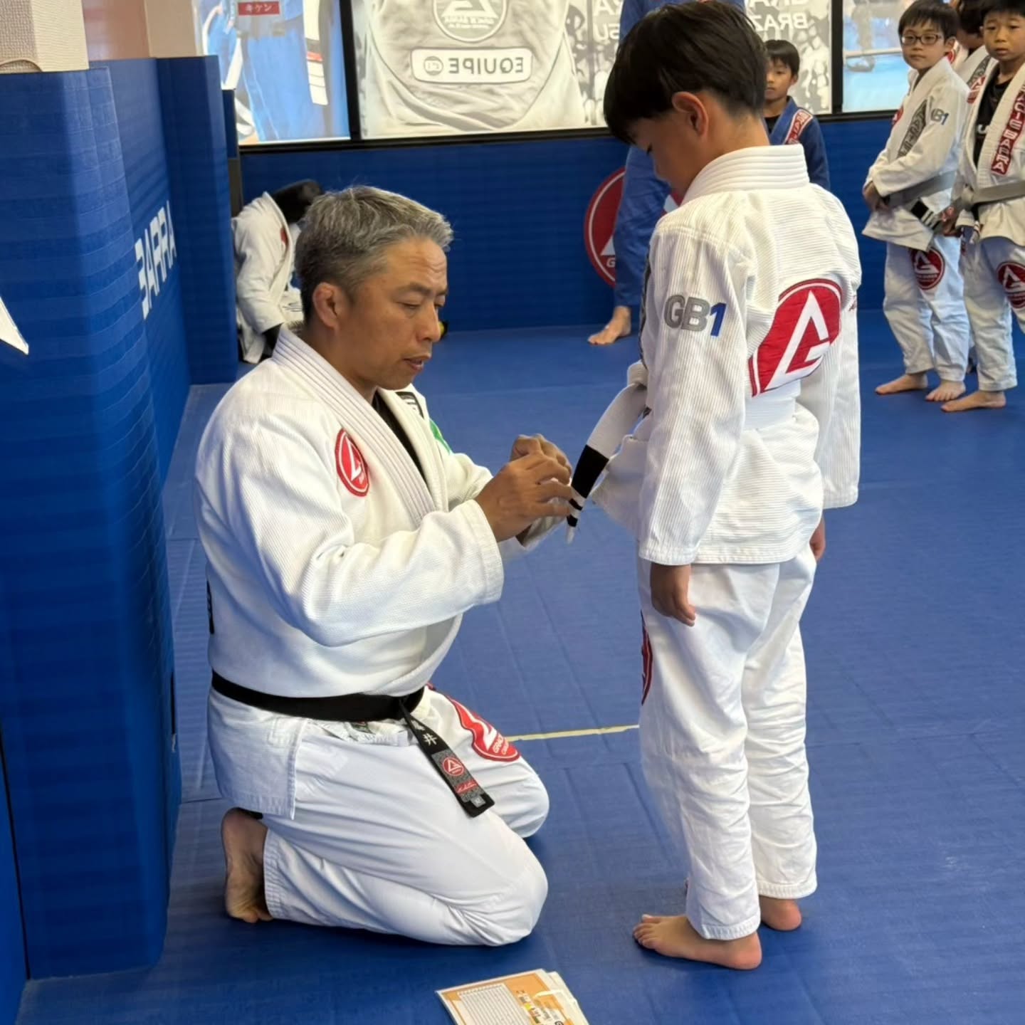 🥋 グレイシーバッハ枚方 公開練習のお知らせ
10月3日(土)・10月17日(土)に、KTM河本工業総合体育館 武道場2にて公開練習を行います!
柔術に興味がある方、どんな雰囲気で練習しているのか見てみたい方、ぜひお気軽にお越しください😊
大人・キッズどちらのクラスもご覧いただけます。見学自由・予約不要です!
📅 10月3日(土)・10月17日(土)
⏰ 18:00〜21:00
📍 KTM河本工業総合体育館(枚方市立総合体育館)武道場2
大阪府枚方市中宮大池4丁目10-1
柔術が初めての方、ご家族での見学も大歓迎です!
皆さまのお越しをお待ちしております。
GRACIE BARRA HIRAKATA OSAKA
🥋 JIU-JITSU FOR EVERYONE!