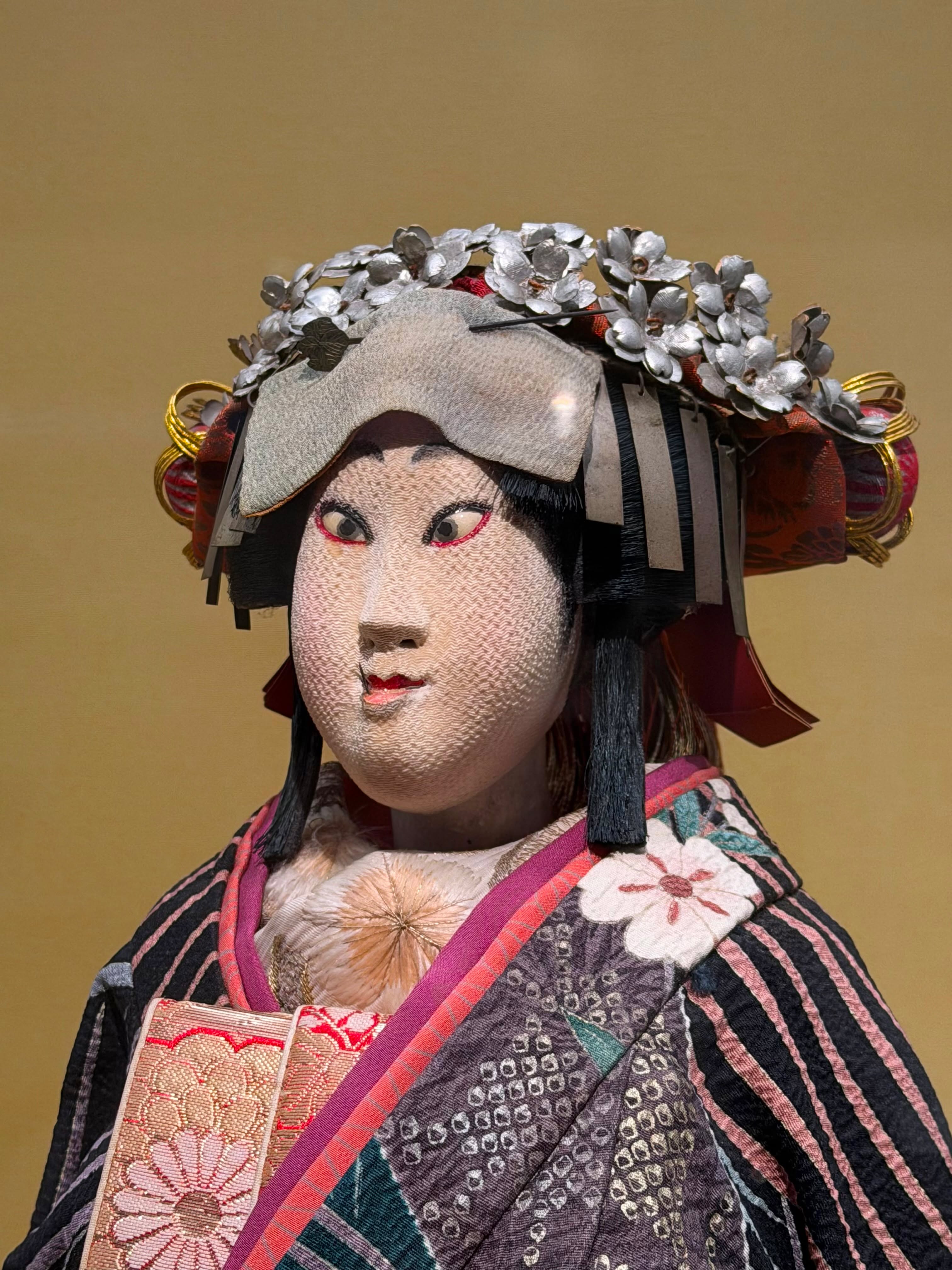 【特別企画展「辻村寿三郎展」】作品紹介 『新八犬伝』より「伏姫」
現在開催中の特別企画展から、展示作品をご紹介!
本作は、NHK連続テレビ人形劇『新八犬伝』に使用された「伏姫」(ふせひめ)の人形です。
『新八犬伝』は滝沢馬琴の『南総里見八犬伝』をモチーフに、当時大ヒットした作品です。
人形を手がけた辻村寿三郎は、この番組を機に人形作家として一躍有名になりました。
注目いただきたいのが、「口元」。
口元にある針(口針)は、着物の袖を引っ掛けることで、伏姫の悲しさや悔しさといった繊細な感情を表現することができます。
ぜひ会場でご覧ください。
================
特別企画展「辻村寿三郎~人形曼陀羅 REVIVAL~」
2026年9月19日(土)~12月6日(日)
※本展を観覧いただいた方(先着順・数量限定)にオリジナルステッカーをプレゼント!
================
#岩槻人形博物館 #人形 #にんぱく #人形のまち岩槻 #特別企画展 #辻村寿三郎 #新八犬伝 #伏姫 #saitamacity #iwatsuki #ningyo #japantravel #iwatsukiningyomuseum #doll #japanesedoll #art #japan #dollstagram #dollinfluencer