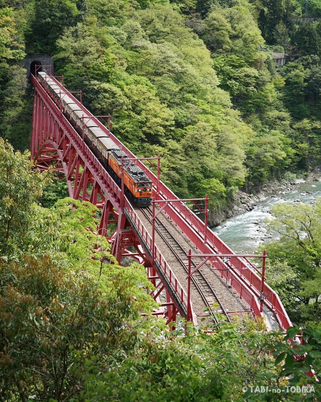 🚃 黒部峡谷トロッコ列車、2026年10月1日全線運行再開へ。 今回は、2023年4月に宇奈月駅から笹平駅まで往復したときの記録を振り返りました。 このときの往復運賃は2,640円。宇奈月駅でトロッコ弁当を買って、いざ出発。 笹平駅では電気機関車が移動して進行方向が変わります。ちょっと面白い光景も。 待ち時間に食べたトロッコ弁当がとてもおいしかったぁ~ まだ雪が残った山、目の前には満開の山桜。 心地よい風、トロッコのガタンゴトンという力強い音が響きます。 宇奈月駅に戻ってからは、子供みたいにトロッコ広場で記念撮影したり。 短い区間でも、黒部峡谷の魅力を十分味わうことができました。 そして、その年の8月にも訪れることで全線走破することができました。 2026年10月1日、いよいよ宇奈月~欅平の全線運行再開。 地震の影響から復旧に携わってこられた皆さまに、心から感謝を。 これから再開に合わせて、2023年8月に訪れた黒薙温泉、鐘釣、欅平・名剣温泉の記事も続けて紹介します。 実際に乗って分かったことをブログにまとめています https://tabi-tobira.com/kurobe-trolley-sasadaira/(またはプロフィールのリンクで。)#黒部峡谷#黒部峡谷鉄道#トロッコ列車#宇奈月#笹平#富山観光#黒部峡谷トロッコ#60代夫婦#シニア旅#旅のトビラ