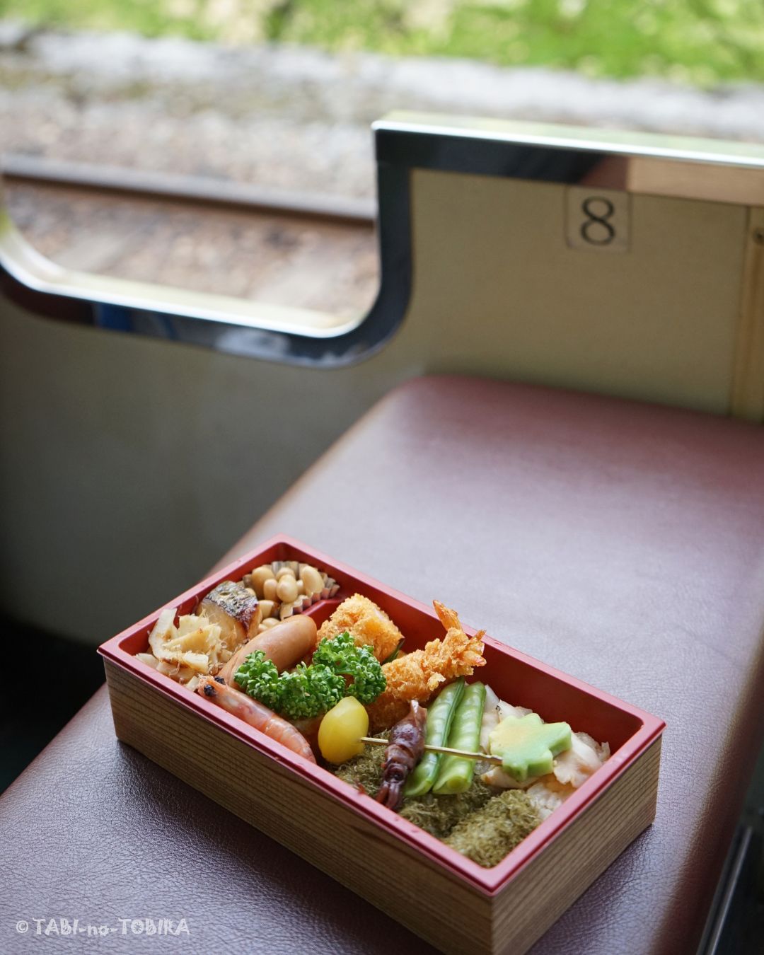 🚃 黒部峡谷トロッコ列車、2026年10月1日全線運行再開へ。 今回は、2023年4月に宇奈月駅から笹平駅まで往復したときの記録を振り返りました。 このときの往復運賃は2,640円。宇奈月駅でトロッコ弁当を買って、いざ出発。 笹平駅では電気機関車が移動して進行方向が変わります。ちょっと面白い光景も。 待ち時間に食べたトロッコ弁当がとてもおいしかったぁ~ まだ雪が残った山、目の前には満開の山桜。 心地よい風、トロッコのガタンゴトンという力強い音が響きます。 宇奈月駅に戻ってからは、子供みたいにトロッコ広場で記念撮影したり。 短い区間でも、黒部峡谷の魅力を十分味わうことができました。 そして、その年の8月にも訪れることで全線走破することができました。 2026年10月1日、いよいよ宇奈月~欅平の全線運行再開。 地震の影響から復旧に携わってこられた皆さまに、心から感謝を。 これから再開に合わせて、2023年8月に訪れた黒薙温泉、鐘釣、欅平・名剣温泉の記事も続けて紹介します。 実際に乗って分かったことをブログにまとめています https://tabi-tobira.com/kurobe-trolley-sasadaira/(またはプロフィールのリンクで。)#黒部峡谷#黒部峡谷鉄道#トロッコ列車#宇奈月#笹平#富山観光#黒部峡谷トロッコ#60代夫婦#シニア旅#旅のトビラ