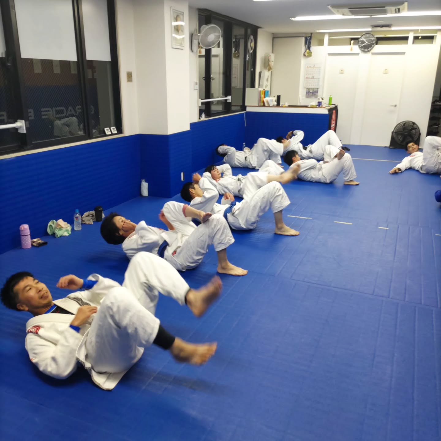 一度離れていた柔術を再開する場所として、グレイシーバッハ枚方を選んでいただき、本当にありがとうございます。
レグナムの初期の大会にも出場されていたと聞き、長く柔術に携わってこられたことをとても嬉しく思います。
同じ世代で柔術を続ける、数少ない柔術家の仲間として、これからも一緒に柔術を楽しみながら、長く続けていけたらと思います。
青帯昇格、本当におめでとうございます!🥋🔵
これからもよろしくお願いいたします!
