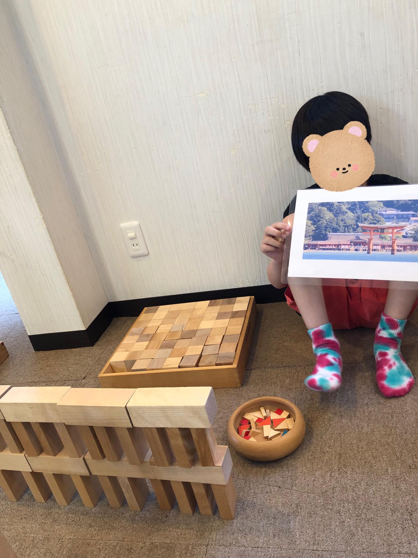 〜積み木の世界遺産①〜
積み木の世界遺産づくり✨
「世界には世界中の人々が大切に守りたいと思っている建物や自然がたくさんあるんだよ」の話から、世界遺産を紹介し積み木で作りました。
「どんな世界遺産があるかな?」「どんなものを作ろうかな」と子ども達は考え、それぞれがイメージしたものを積み木で作りました!
モザイク積み木で色をつけたり、アレンジを加えたりしながら楽しんで作っていました!
お友達と協力して作るお子さんもおり、素敵な世界遺産の建物や街並みが出来ました✨
#ペンギンのあしあと
#放課後等デイサービス
#療育
#積み木
#童具館