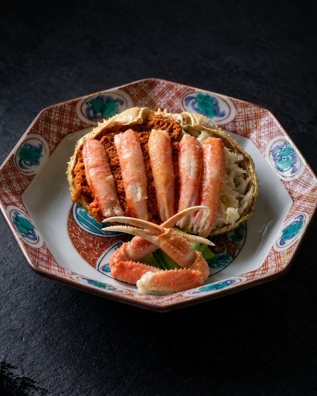小さな甲羅の中に、
北陸の冬の味覚が詰まっています。
身はもちろん、
濃厚な蟹味噌、
内子、外子。
それぞれを丁寧に取り出し、
バランスを見ながら、
甲羅の中へと美しく収めていく。
そこに重なる、
幾重もの味わい。
香箱蟹が旬を迎える、
この季節に。
ーーーーーーーーーーー
山中温泉 胡蝶
@kochou_yamanaka
ーーーーーーーーーーー