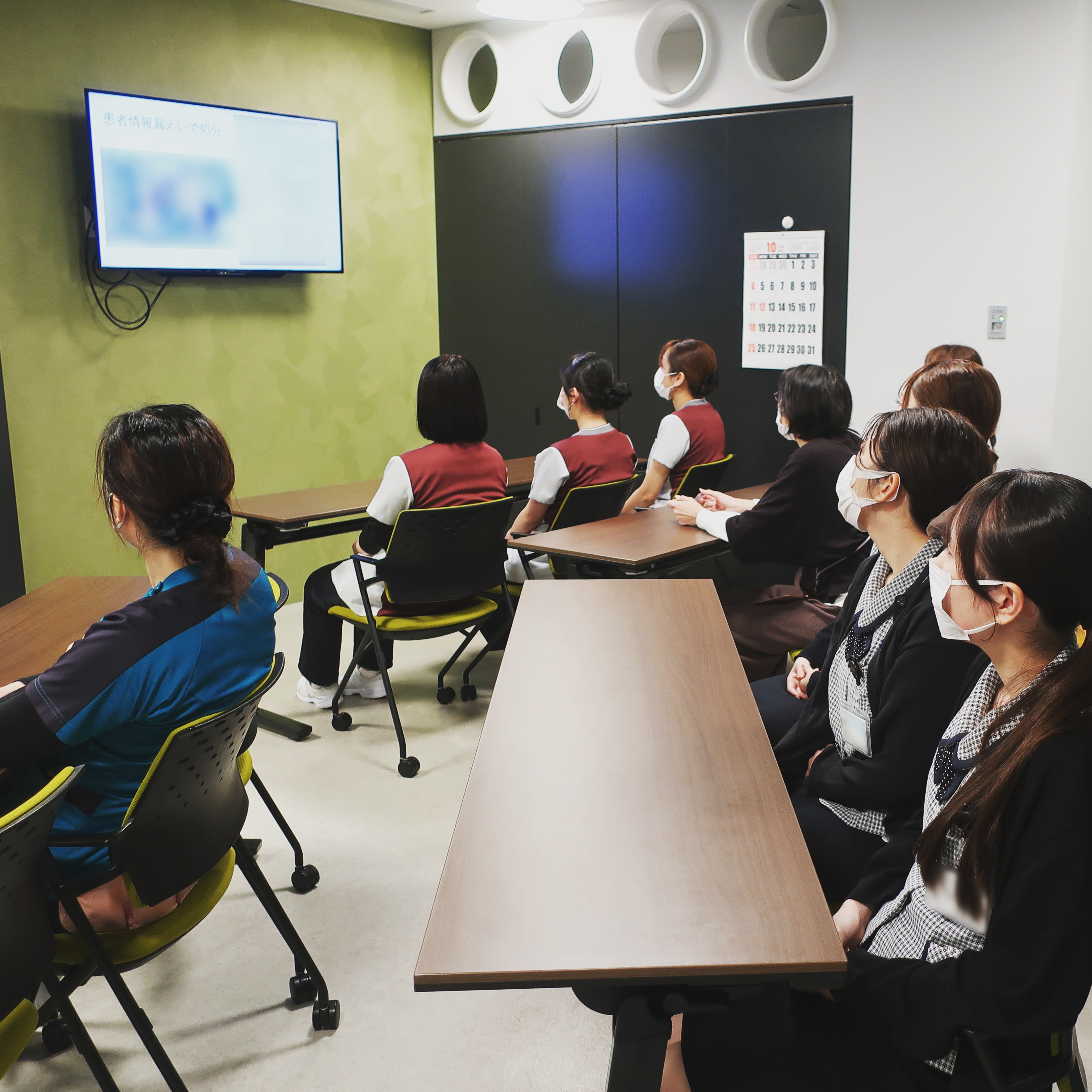【庶務課】
福井厚生病院では、10月を個人情報保護月間として、個人情報やプライバシーについて改めて考えるよう啓蒙活動をしています。
その一環として、先日服部院長先生による個人情報保護研修会が開催されました。
SNSの普及、AIの発展などもあり、情報漏洩リスクは多種多様になりました。
「個人情報を守ることは、患者さんの信頼を守ること」この言葉を念頭に置き、仕事でもプライベートでも情報の取り扱いに注意して過ごしていこうと思いました🤓
#福井厚生病院 #福井県 #福井市 #研修 #個人情報保護