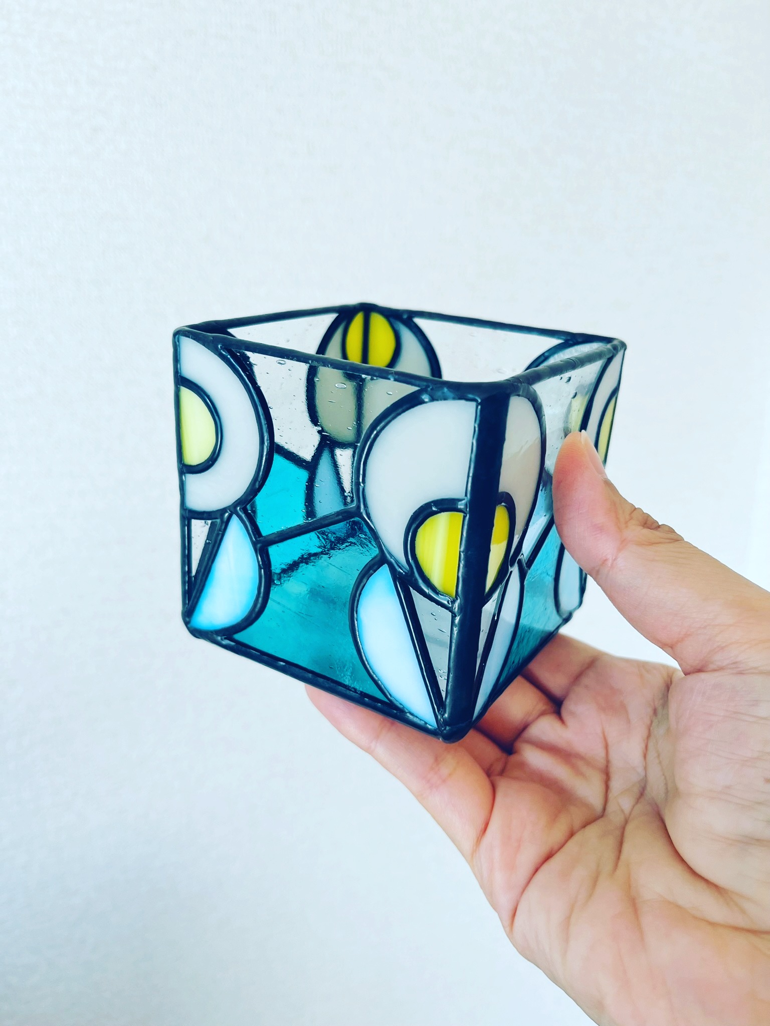 ステンドグラスのキューブポット
『kukka~花~』
シンプルな北欧風デザイン。
花モチーフがアクセントの約8センチ角のガラス容器です。
kukka(クッカ)とはフィンランド語で「花」のこと。
円と直線のシンプルな構成でかわいらしいお花をデザインしました。
BASE・Creemaのショップで販売中です。
#らのららくステンドグラス工房 #ステンドグラス #ranoraraku_stainedglass #stainedglass