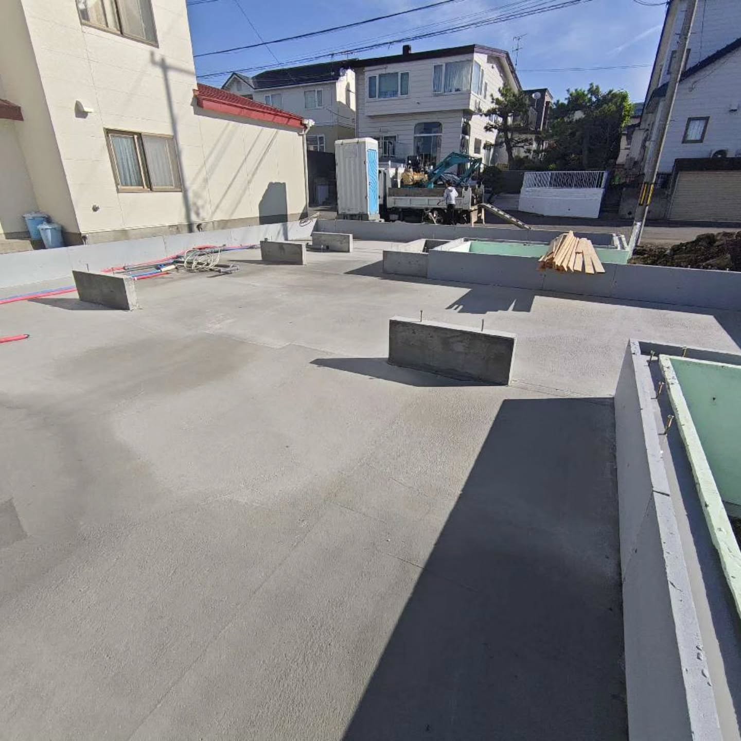 基礎工事が完了しました🏠②写真を見ると、基礎の外側と内側で断熱材が違うのが分かります。内側には、外側とは異なるより断熱性能の高い断熱材を採用しています。その理由は、建物全体で**「断熱等級6」**の性能を確保するため。北海道の住宅では、壁や天井だけでなく、基礎部分から逃げる熱もしっかり考えることが大切です。必要な場所に、必要な断熱性能を。完成すると見えなくなる部分ですが、こうした一つひとつの積み重ねが、冬の暖かさにつながります。見えなくなるところにも、ちゃんと理由があります。北の国建築工房は、北海道で快適に暮らせる住まいづくりを考えています。#北の国建築工房 #函館注文住宅 #北斗市注文住宅 #函館新築 #北斗市新築 #断熱等級6 #高断熱住宅 #基礎断熱 #北海道の家 #家づくり #基礎工事